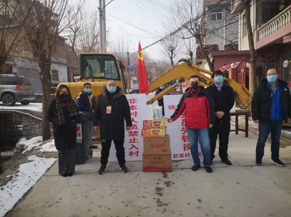 當(dāng)前,新型冠狀病毒的肺炎疫情防控形勢嚴(yán)峻,小區(qū)是城市治理的基本單元,物業(yè)更是疫情防控的第一戰(zhàn)線。疫情就是命令,防控就是責(zé)任,為打贏這次防疫戰(zhàn),三箭物業(yè)公司于1月23日便成立了應(yīng)對新型冠狀病毒疫情聯(lián)防聯(lián)控領(lǐng)導(dǎo)小組,明確分工,各司其職,把做好疫情防控工作作為當(dāng)前的首要任務(wù),迅速安排各物管部積極采取防控措施,竭力守護(hù)業(yè)主、員工的健康安全,維護(hù)園區(qū)的和諧穩(wěn)定。