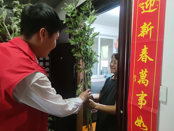 艾葉飄香 濃情端午，三箭物業(yè)開(kāi)展送艾草活動(dòng)